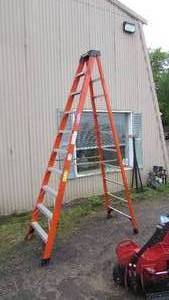 lot 6 image: 10 Werner Fiberglass Step Ladder