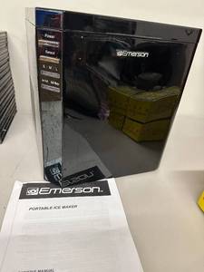 lot 7D image: Emerson Portable Ice Maker IM93B