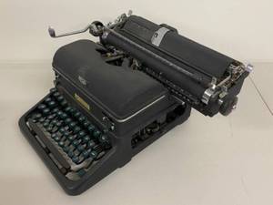 lot 2H image: Vintage Royal Typewriter With Case