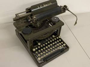 lot 3H image: Vintage L.C. Smith & Corona Typewriter