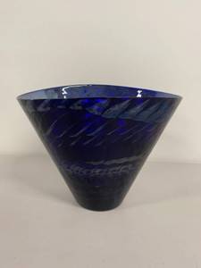 lot 38H image: Handcrafted Blue Art Glass Vase with Swirl Pattern