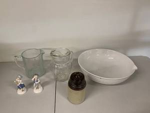 lot 78G image: Collection of Vintage Glassware and Goebel Figurines