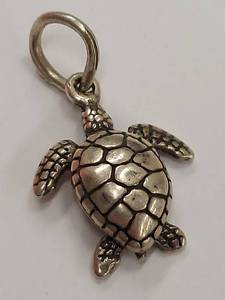 lot 10Y image: Beautiful Sterling Silver Turtle Pendant Charm