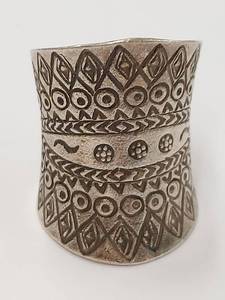 lot 21Y image: Vintage Engraved Silver Ring