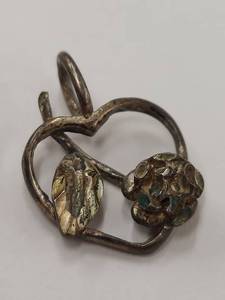 lot 40Y image: Vintage Sterling Silver Floral Design Pendant 925