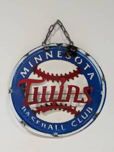 lot 109 image: METAL WELDED SIGNS (15 ROUND) (MINNESOTA TWINS)