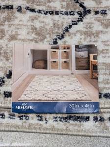 lot 121 image: MOHAWK ACCENT RUG (30x45)