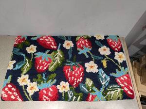 lot 125 image: HAND HOOKED ACCENT RUG (FLORAL)