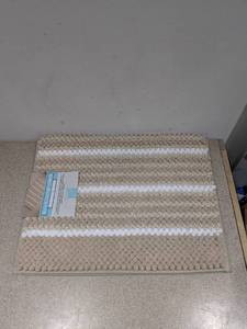 lot 127 image: ESSENTIAL SPA NOODLE LOOP BATH MAT (24x 36)
