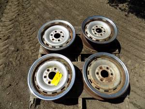 lot 15 image: 4 - GM Chevy Pickup Rims