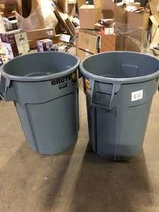 lot 16 image: Lot of Rubbermaid Commercial Products BRUTE 32 Gal. Grey Vented Plastic Outdoor Trash Can Customer Returns See Pictures