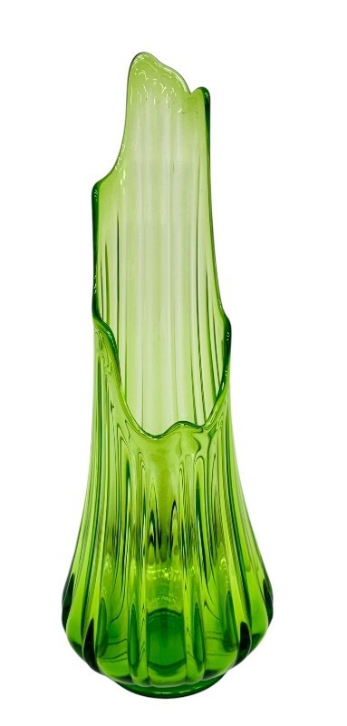 lot 5 image: Vintage MCM LE Smith Lime Green Swung Ribbed Vase 20