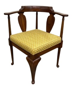 lot 82 image: Vintage Wooden Queen Anne Style Corner Chair