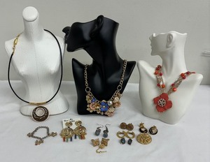 lot 111 image: Beautiful Variety of Necklaces, Brooch, Earrings, Bracelets