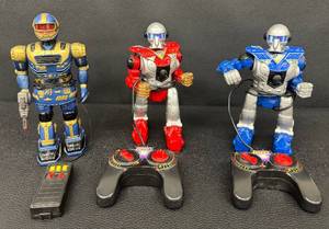 lot 34RO image: Set of 3 Remote Control Fighting Robot Toys