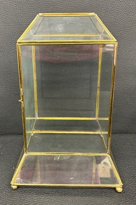 lot 136 image: Vintage Glass Table Top Display Case