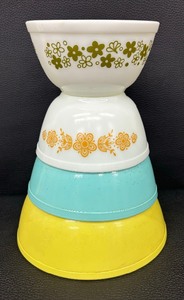 lot 91 image: Assorted Vintage Pyrex Mixing Bowls including a Pyrex Spring Blossom Mixing Bowl