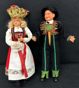 lot 70 image: Vintage Norwegian Hardinger Folk Art Dolls