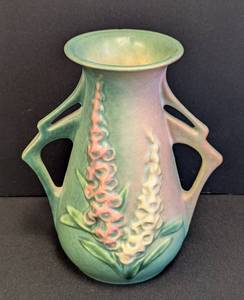 lot 177 image: Roseville Pottery Foxglove Vase