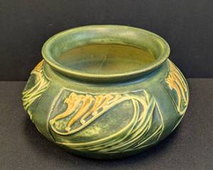 lot 183 image: Roseville Pottery Freesia Bowl