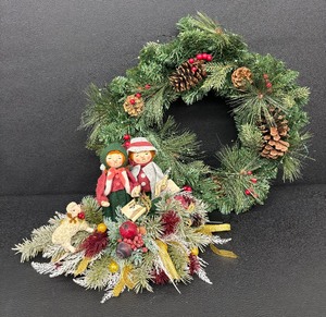 lot 162 image: Lovely Wreath and Centerpiece