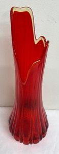 lot 18 image: Vintage Mid Century LE Smith Red Glass Swung Vase
