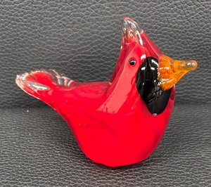 lot 194 image: Vermont Glass Hand Sculpted Solid Glass Red Male Cardinal Figurine Designed by Chris Sherwin