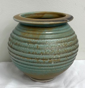 lot 205 image: Lovely Ribbed Signed Pottery Vase