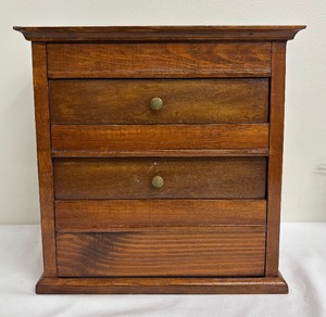 lot 214 image: Vintage Wooden Dresser Box