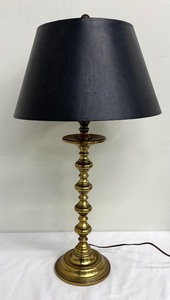 lot 219 image: Beautiful Vintage Brass Table Lamp