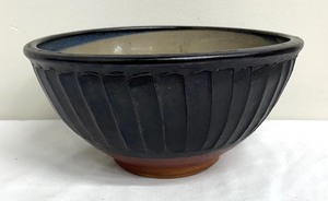 lot 220 image: Pretty Ribbed Pottery Bowl