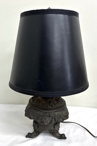 lot 225 image: Vintage Footed Table Lamp