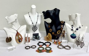lot 46 image: Collection of Vintage Fashion Jewelry with Earrings and Necklaces