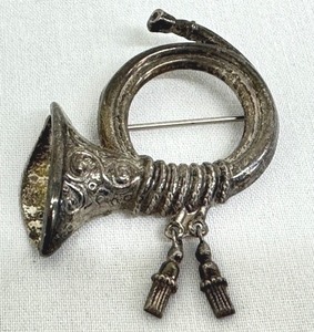 lot 71 image: Vintage Sterling Silver Musical Horn Brooch Pin