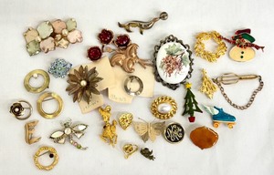 lot 86 image: VintageBrooch Collection Featuring Floral and Animal Designs