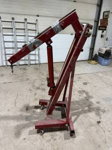 lot 12 image: Excalibur 4000# Lift