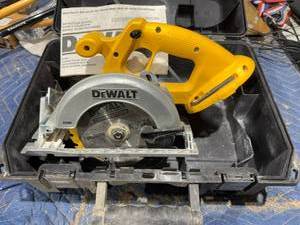 lot 14 image: DeWalt 6 12 Cordless Circular Saw 18 Volt