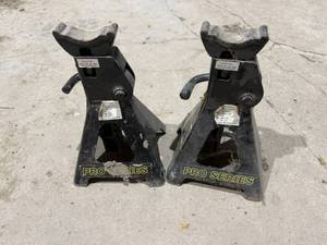 lot 17 image: 3 Ton Jack Stands