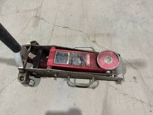 lot 85 image: Craftsman 1.5 Ton Hydraulic Floor Jack