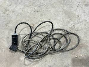 lot 100 image: Heavy 220 Extension Cord