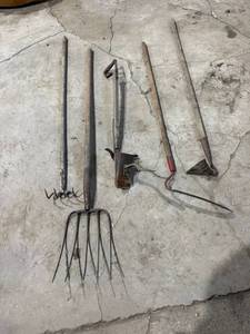 lot 133 image: Vintage Long Handle Farm Tools