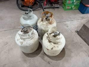 lot 135 image: 4 Propane Tanks