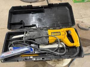 lot 102 image: DuWalt DW310K Reciprocating Saw & Blades