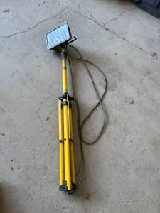 lot 107 image: Adjustable Shop Light