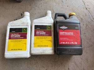 lot 111 image: 2 Quarts John Deere Hy-Gard Oil & 48oz Briggs & Stratton 4-Cycle Oil