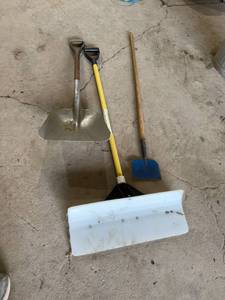 lot 128 image: Shovels & Ice Pick