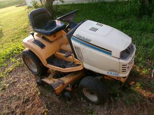lot 3 image: Cub Cadet 2165 Hydrostatic Lawn Mower (Runs & Mows)