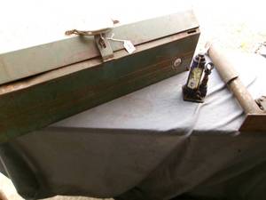 lot 24 image: Large Metal Tool Box & 2 Hyd Jacks