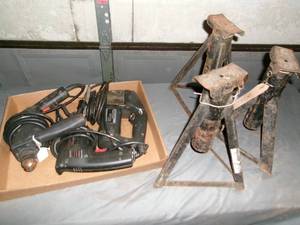 lot 22 image: Electric Power Tools & Jack Stands