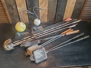 lot 13 image: Mixed Lot of Yard Art Arrows and Pie Makers